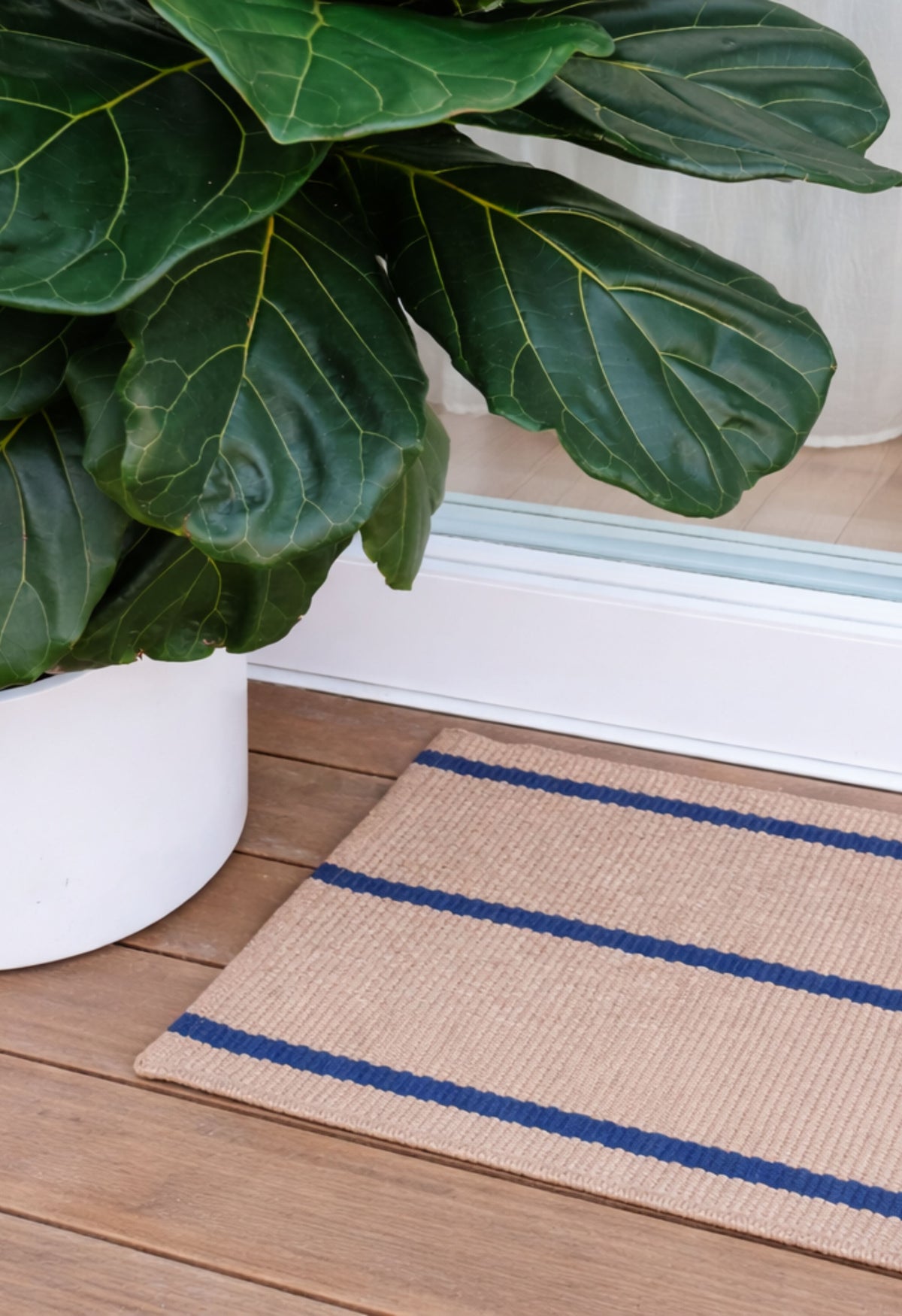 How to Choose a Front Door Mat That Lasts